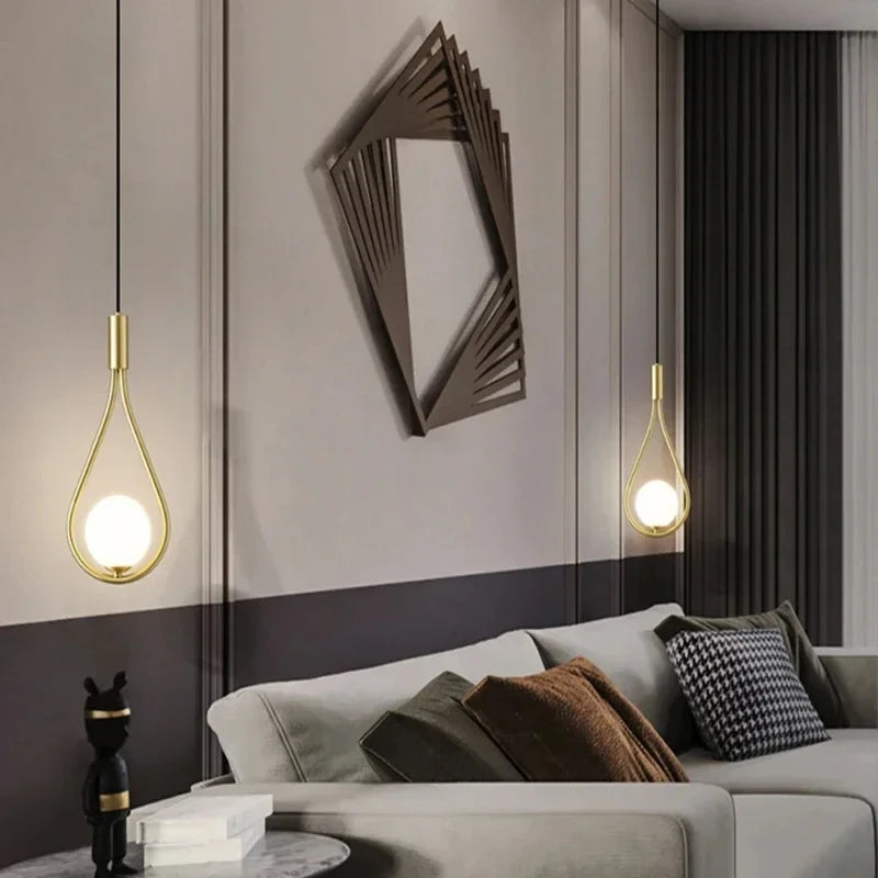 Suspension goutte en métal doré ou noir et globe opalin, G9 LED