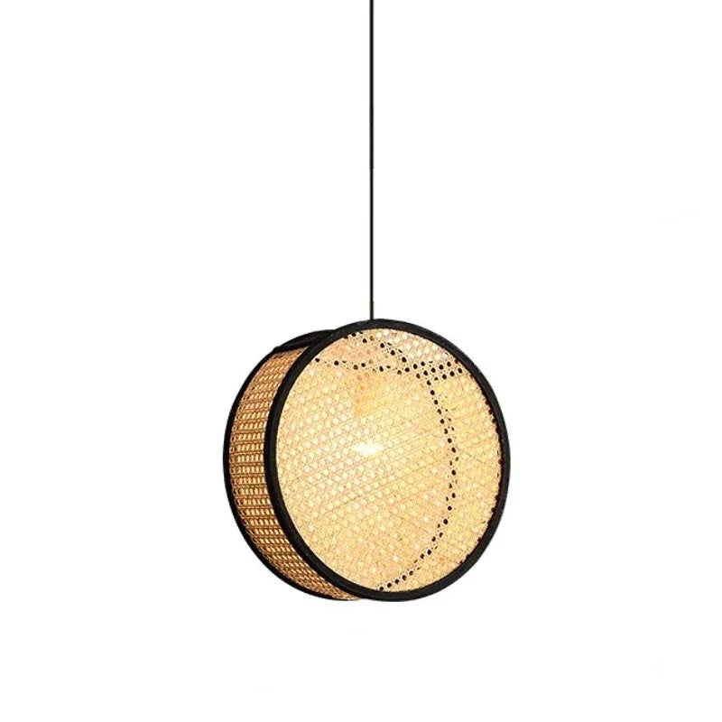 Suspension en cannage de rotin cerclé de noir, tambour ou disque