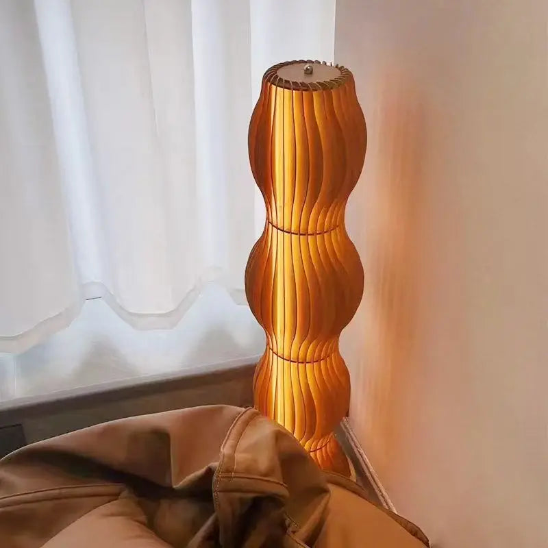 Lampadaire en lamelles de chêne ondulées, lumière trois teintes