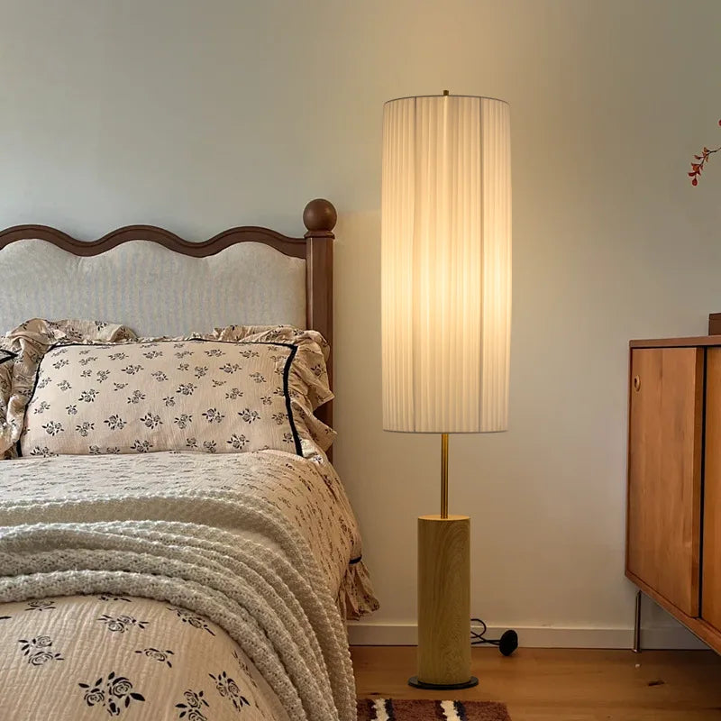 Lampadaire abat-jour plissé blanc sur fût effet bois, 130 cm