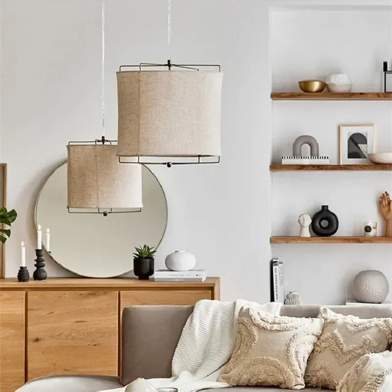 Une toile beige ou blanche au-dessus du salon