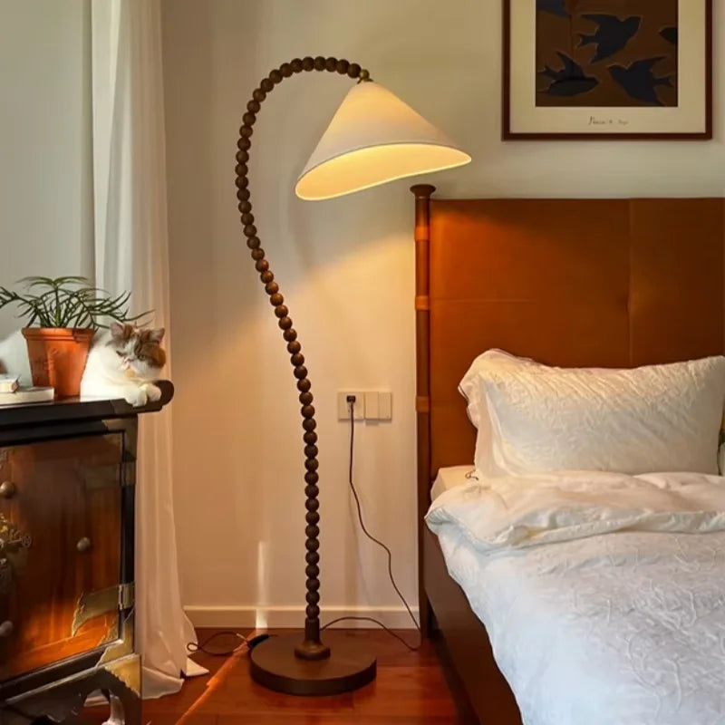 Lampadaire en bois courbé à abat-jour plissé, plusieurs modèles