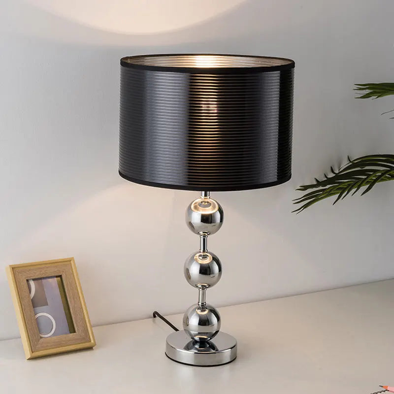 Grande lampe à poser chromée à trois boules, abat-jour noir rayé