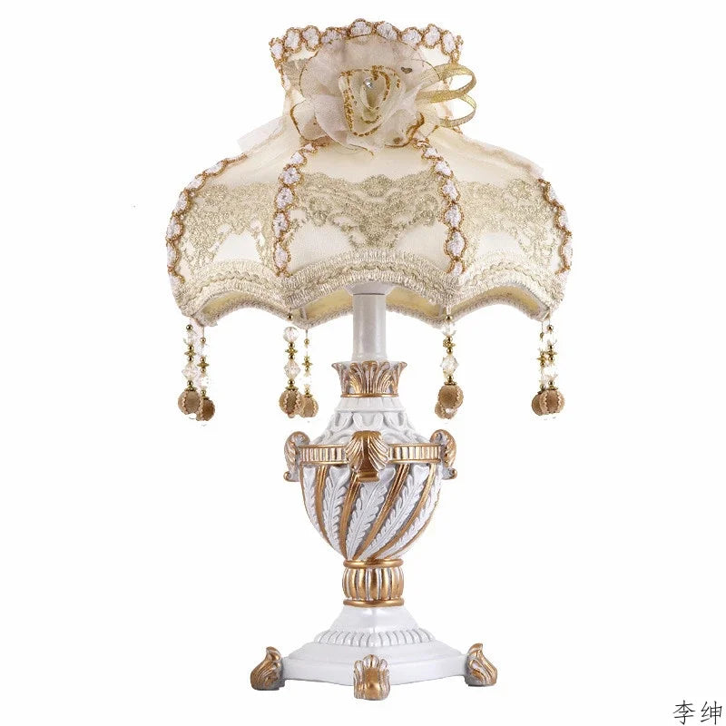 Lampe vintage en résine, abat-jour en dentelle à pampilles, 50 cm
