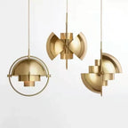 Suspension design à demi-coupoles pivotantes dans un cerceau doré