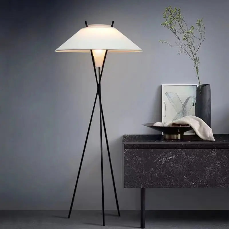 Lampadaire trépied noir à grand abat-jour blanc évasé, 167 cm