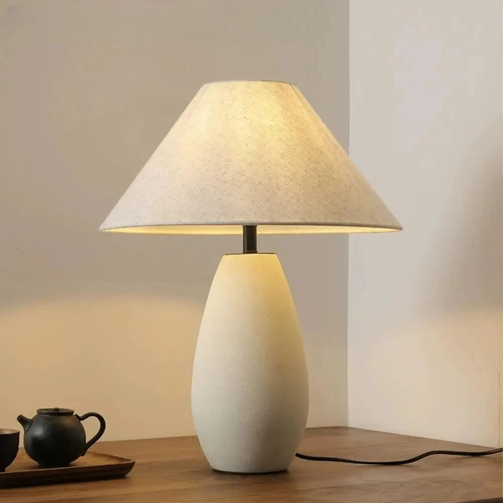Lampe en céramique beige mate, abat-jour conique, télécommande