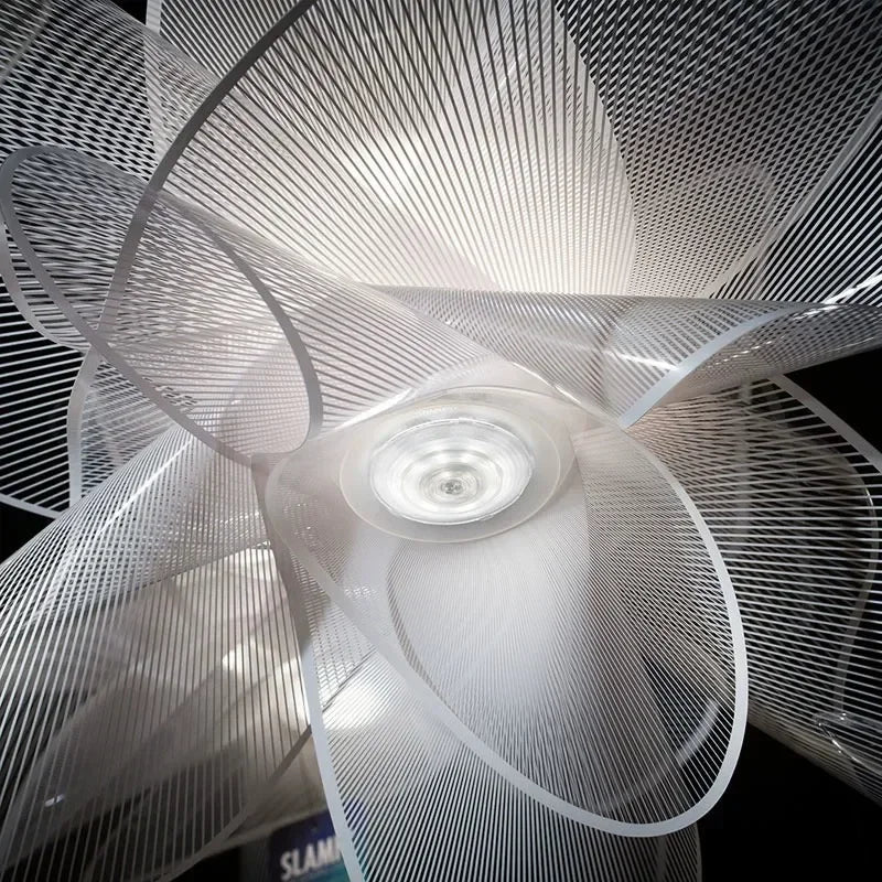 Lustre fleur en voiles de PVC strié, blanc ou noir, LED trois teintes