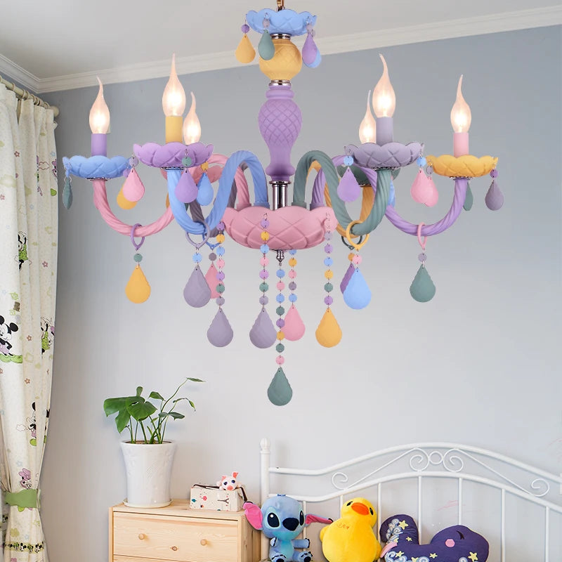 Lustre pastel à pampilles colorées et bougies pour chambre d'enfant