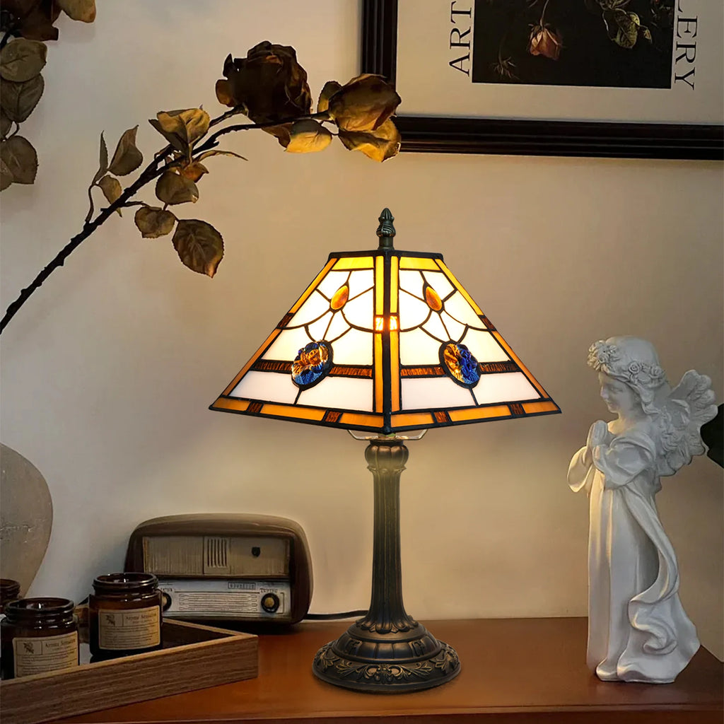 Lampe à poser en vitrail ivoire et ambre, abat-jour pyramide 28 cm