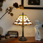 Lampe à poser en vitrail ivoire et ambre, abat-jour pyramide 28 cm