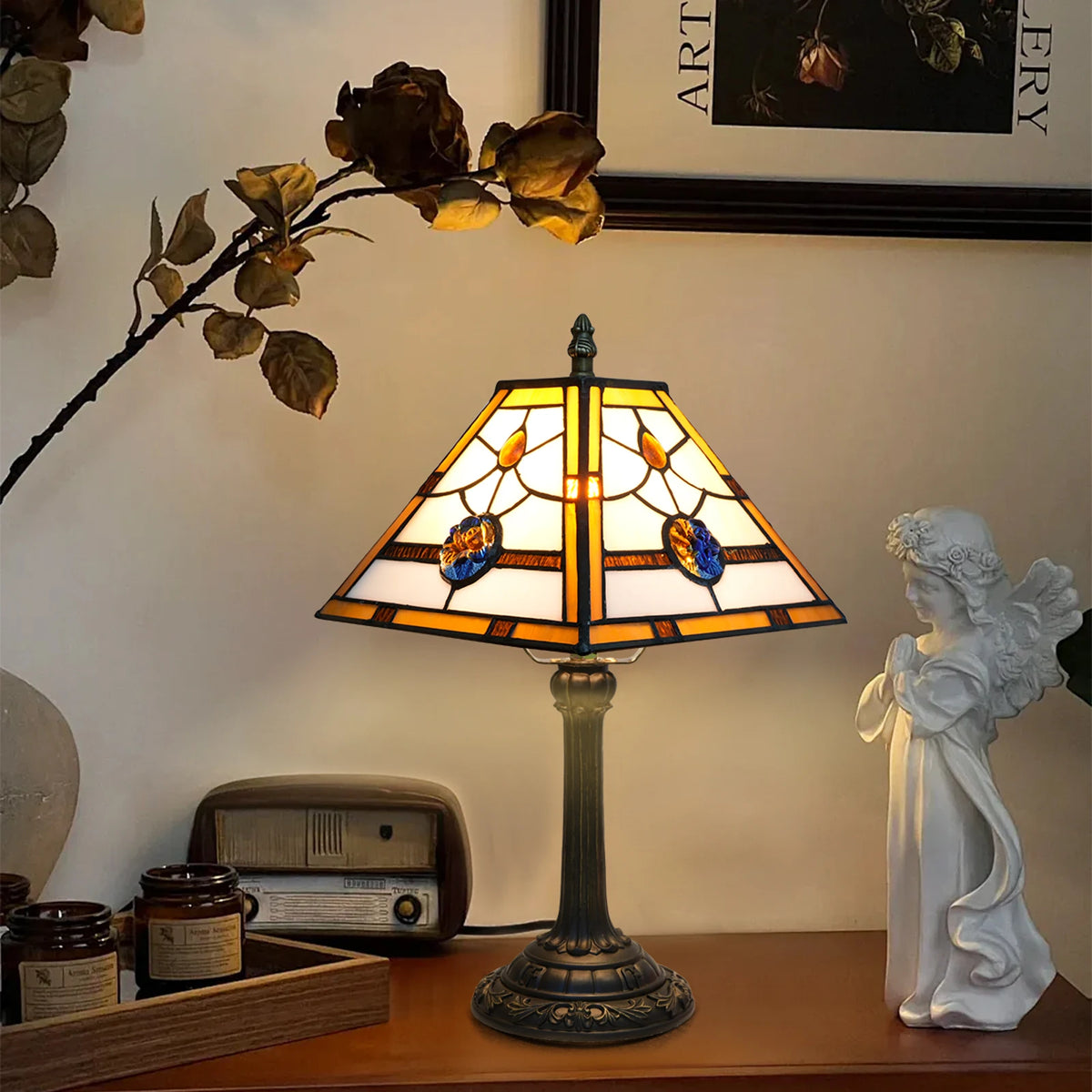 Lampe à poser en vitrail ivoire et ambre, abat-jour pyramide 28 cm