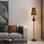 Lampadaire à pied tourné, abat-jour conique en tissu, noir ou blanc