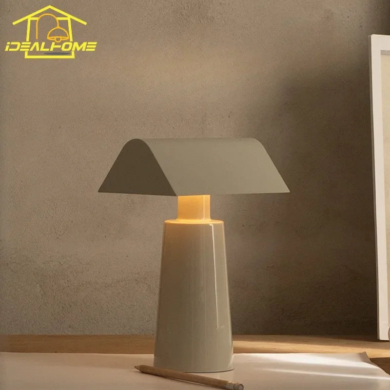 Lampe de table sans fil à abat-jour en toit, bordeaux ou blanche