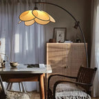 Lampadaire arc en cannage de rotin, abat-jour en pétales, 180 cm