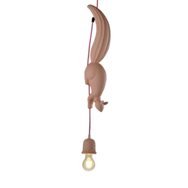 Une ampoule apparente sous la pomme de pin