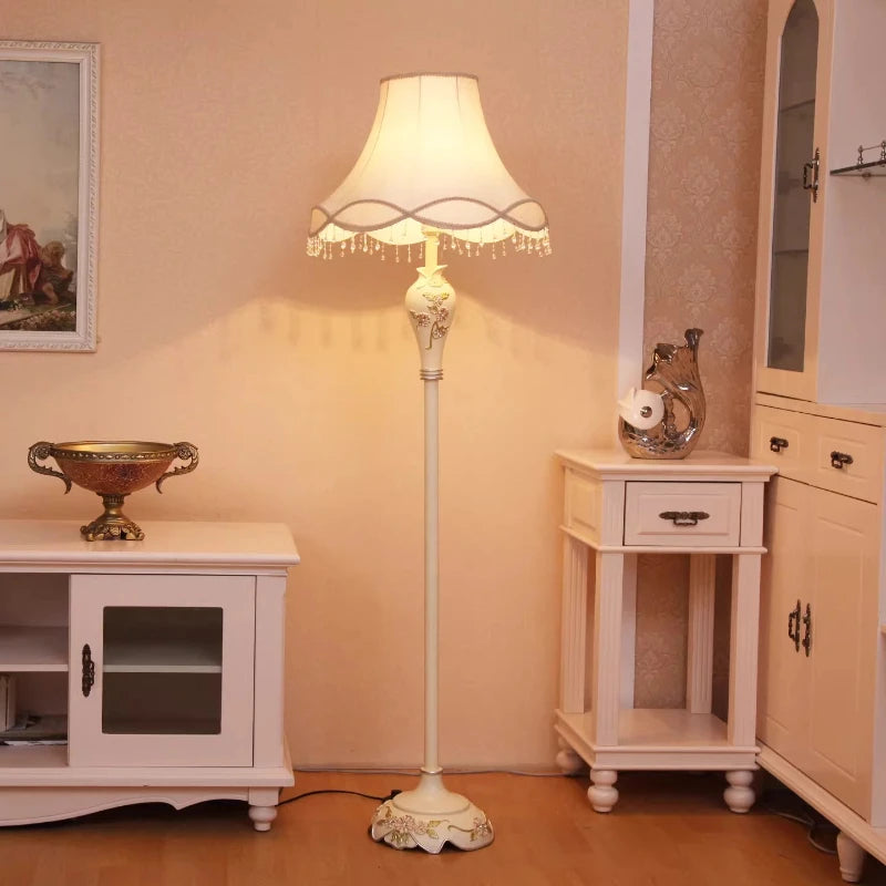 Lampadaire classique crème, abat-jour à franges et tablette en verre
