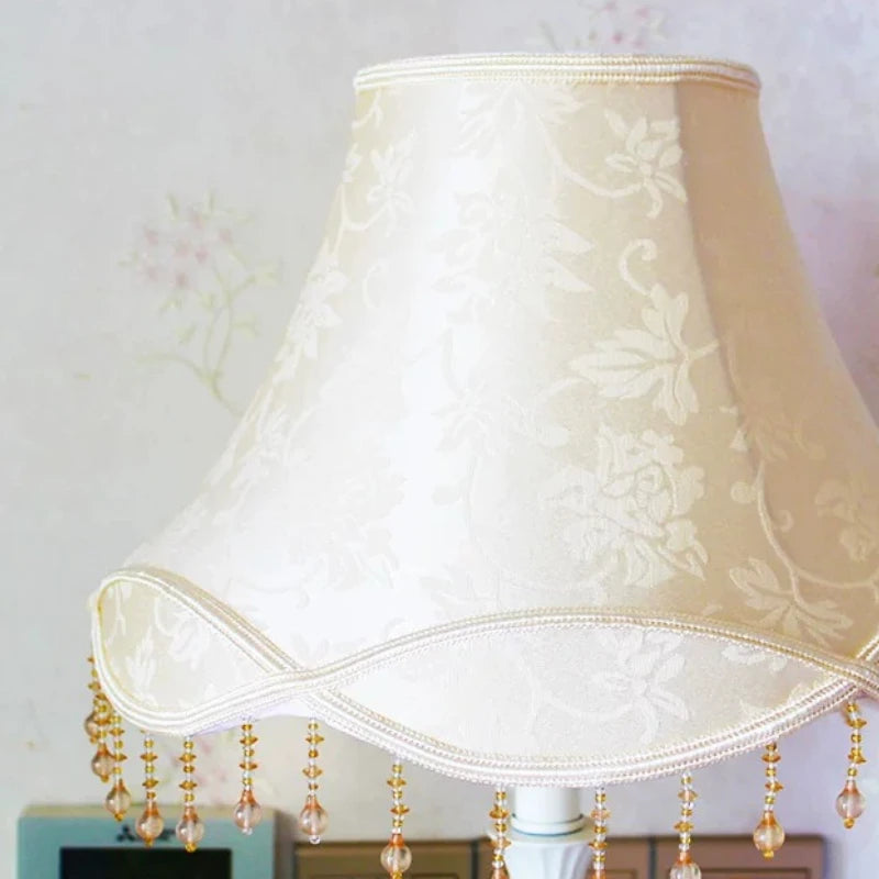 Lampadaire classique crème, abat-jour à franges et tablette en verre