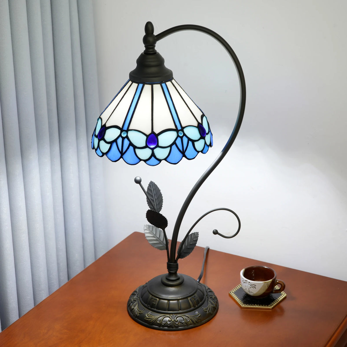 Lampe Tiffany col de cygne en vitrail et métal ouvragé, 50 cm