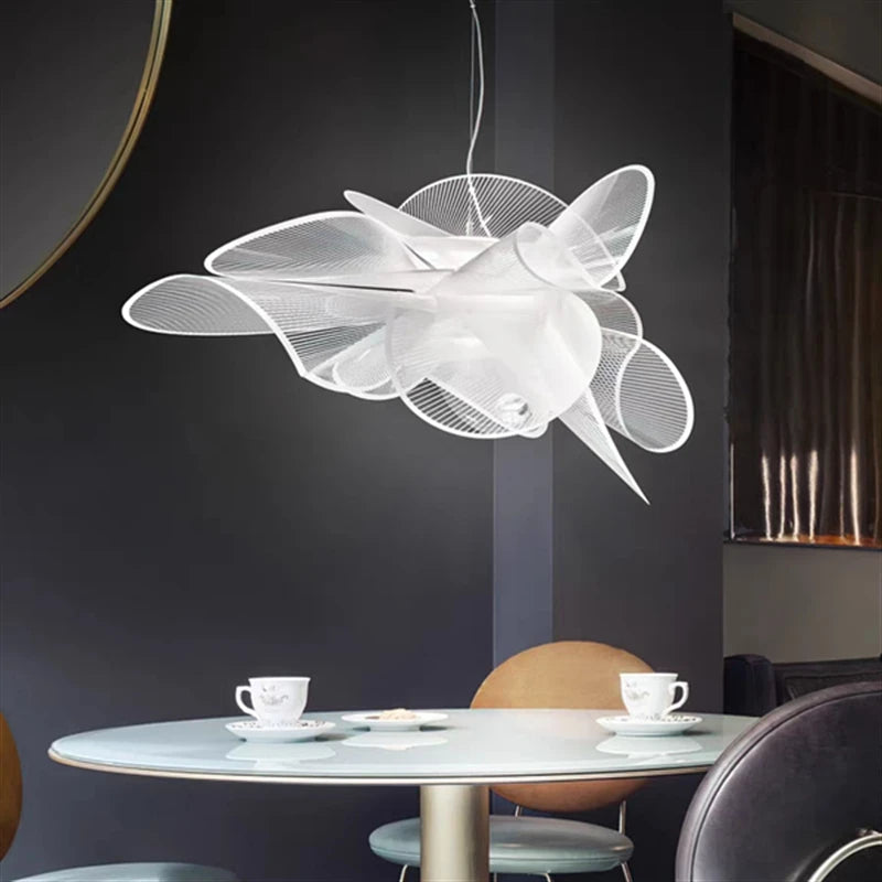 Lustre sculpture en voiles striés blancs ou noirs