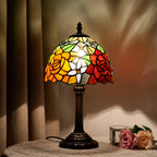 Lampe de chevet style Tiffany en vitrail à roses rouges et orangées