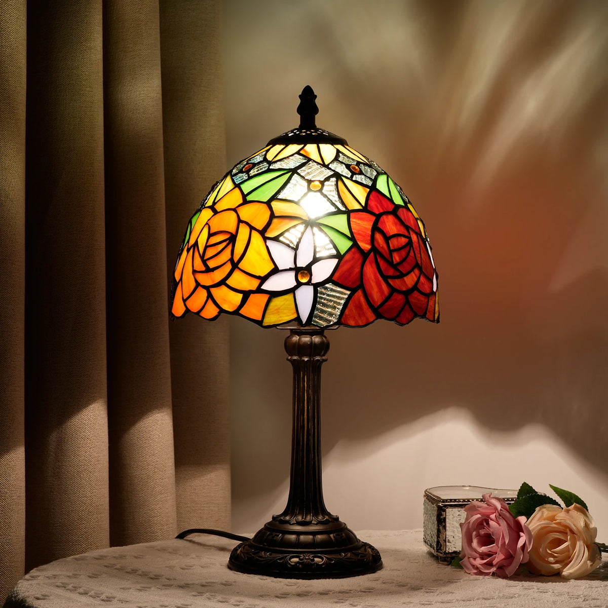 Lampe de chevet style Tiffany en vitrail à roses rouges et orangées