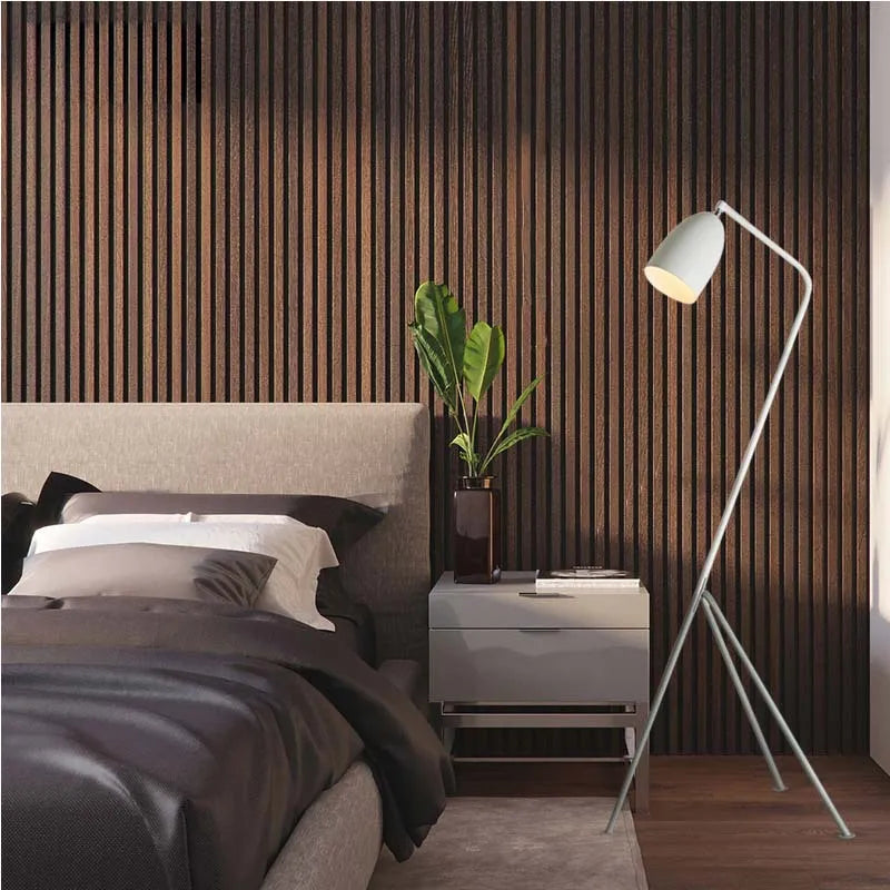 Lampadaire liseuse trépied en métal, abat-jour conique 133 cm