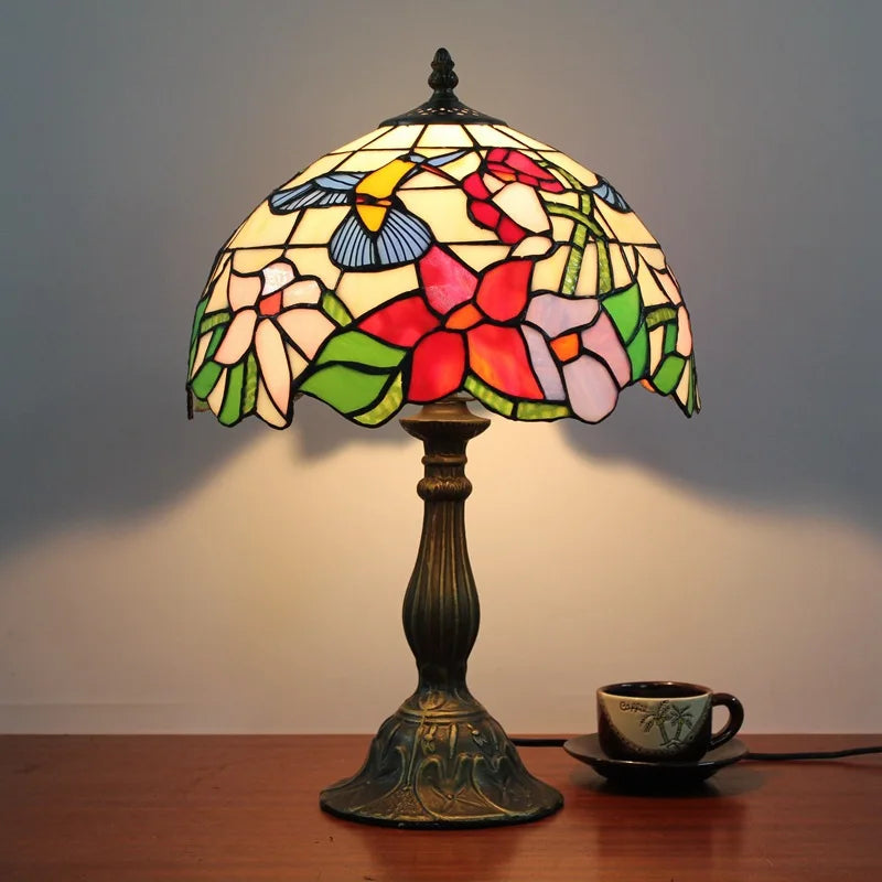 Une lampe de salon art nouveau aux fleurs