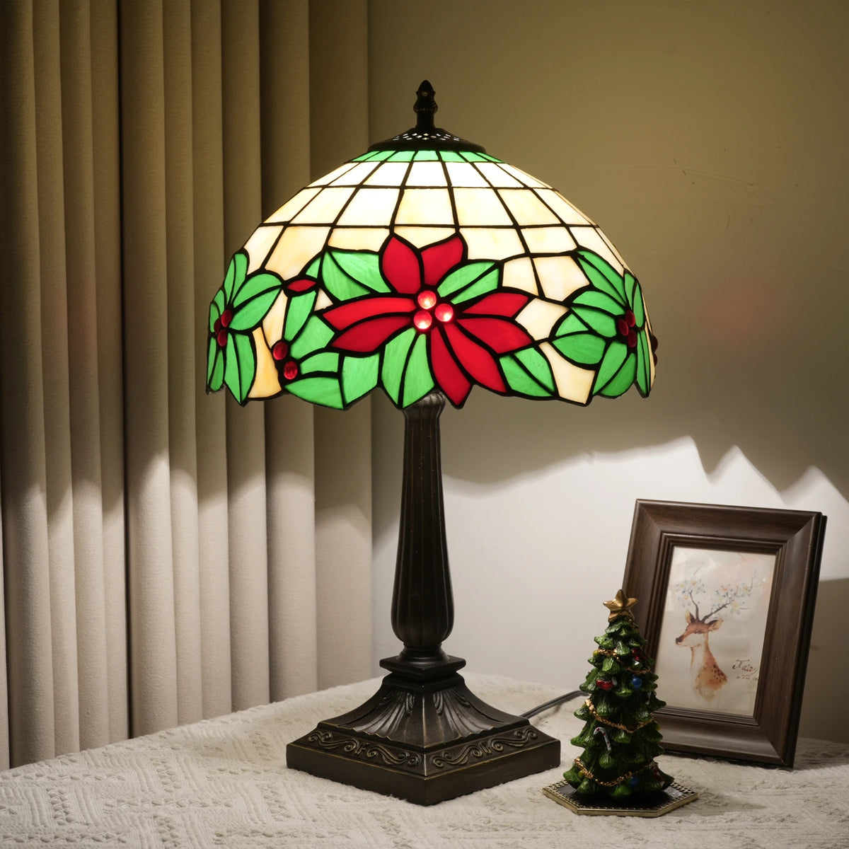 Une lampe Tiffany aux étoiles de Noël en vitrail