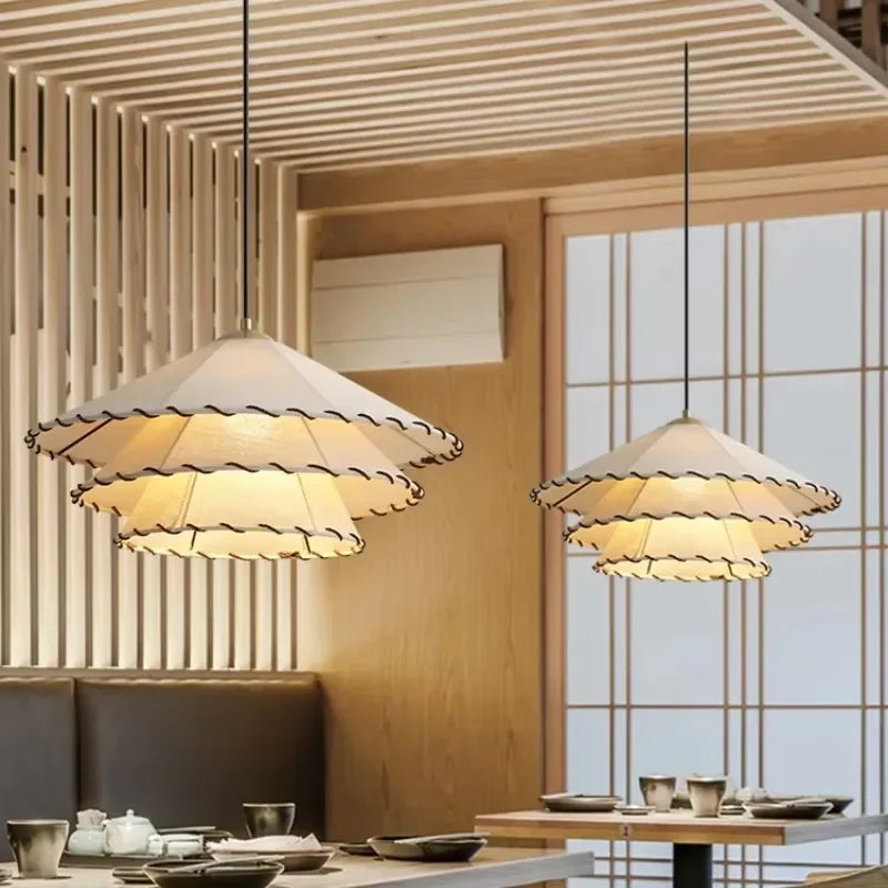 Suspension en toile plissée aux volants superposés