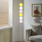 Lampadaire LED à boules acryliques pastel, empilées comme des bonbons