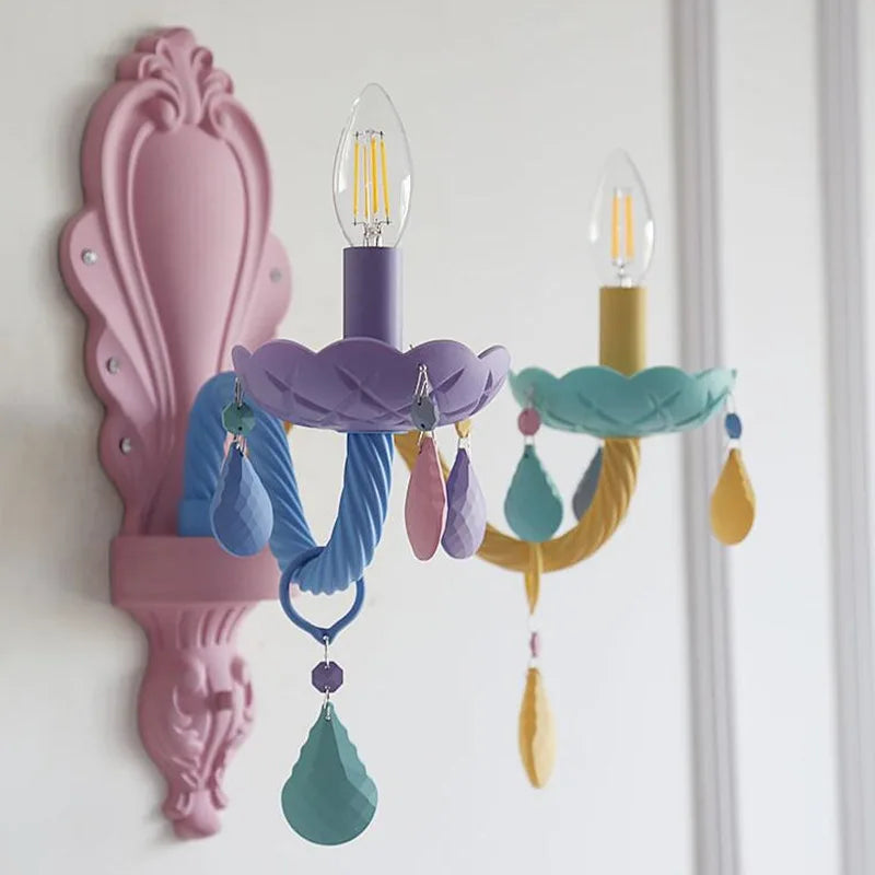 Lustre pastel à pampilles colorées et bougies pour chambre d'enfant
