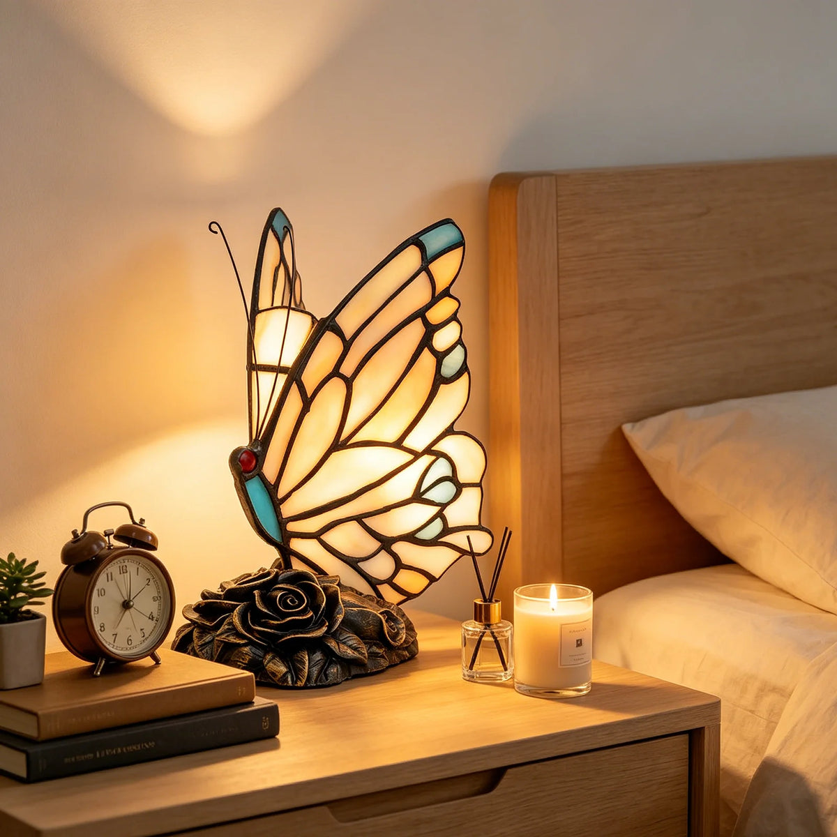 Lampe papillon style Tiffany en vitrail crème et bleu, socle à roses