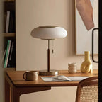 Lampe à poser vintage en verre blanc strié, métal doré et bois