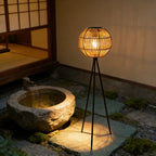 Lampadaire solaire d'extérieur trépied, globe effet rotin, 75 cm