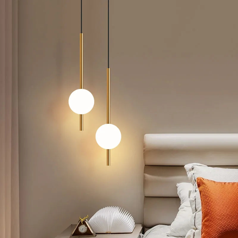 Suspension de chevet LED, globe Ø 10 cm sur tige, dorée ou noire