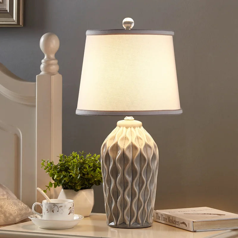 Lampe en céramique à reliefs ondulés, abat-jour en tissu, 50 cm