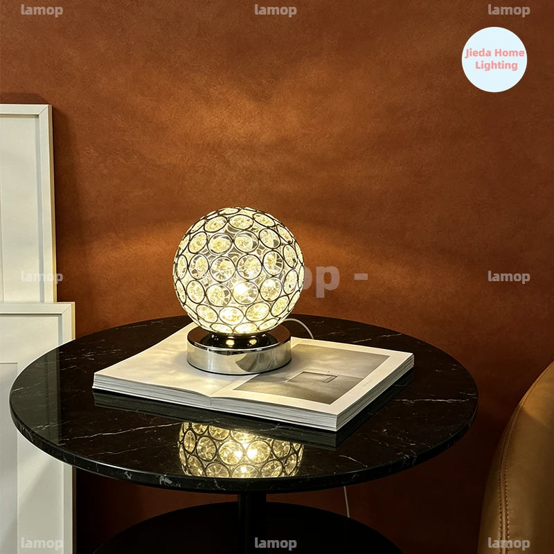 Lampe à poser globe en métal ajouré et cristal, dorée ou argentée