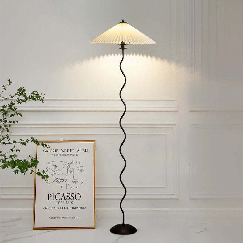 Lampadaire noir à tige ondulée et abat-jour plissé, 150 cm