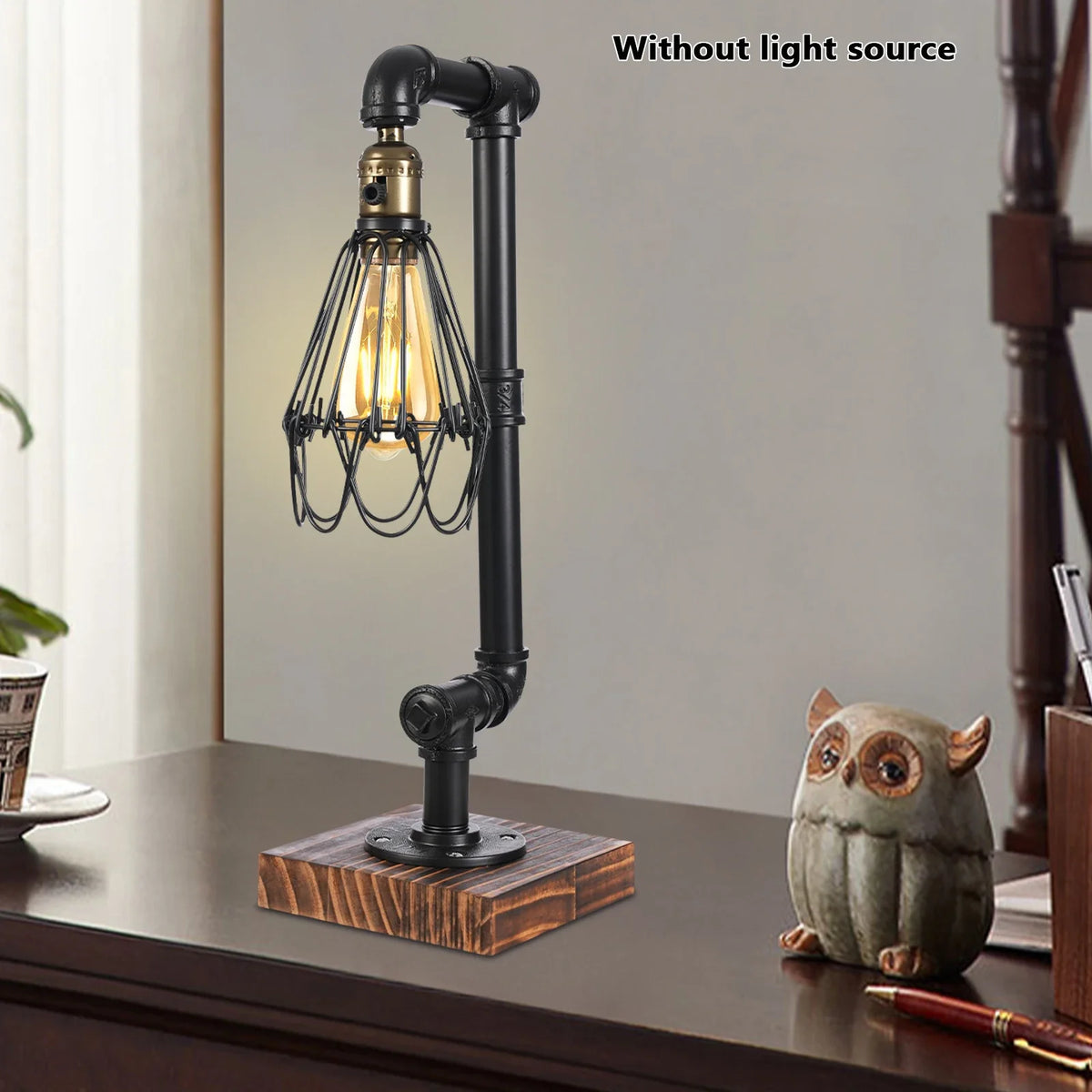 Lampe à poser industrielle en tuyaux de fer noir, cage et socle bois