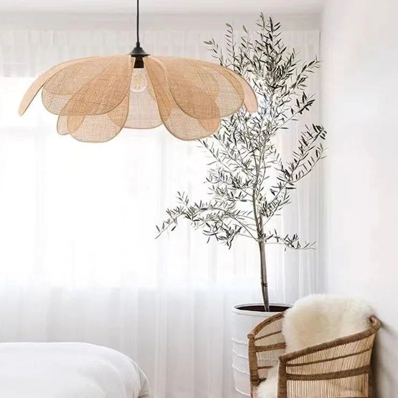 Suspension fleur en maille de rotin, pétales ajourés de 40 à 60 cm