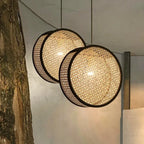 Suspension en cannage de rotin cerclé de noir, tambour ou disque