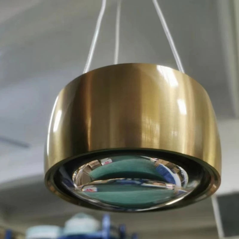 Trois câbles fins et une source LED sans entretien