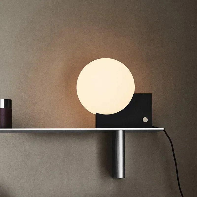 Lampe à poser globe en verre sur bloc de métal, variateur rotatif