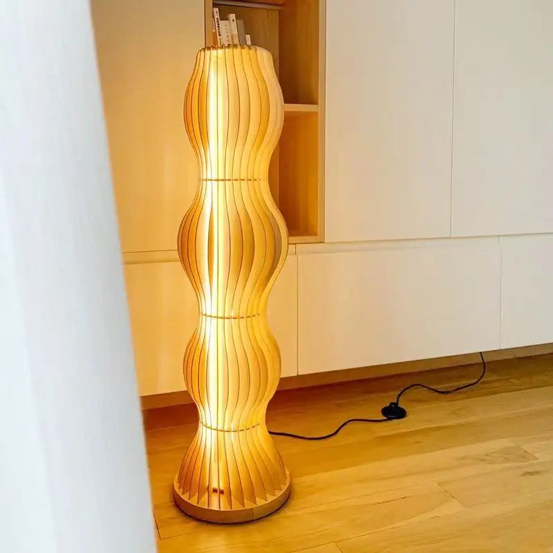 Lampadaire en lamelles de chêne ondulées, lumière trois teintes