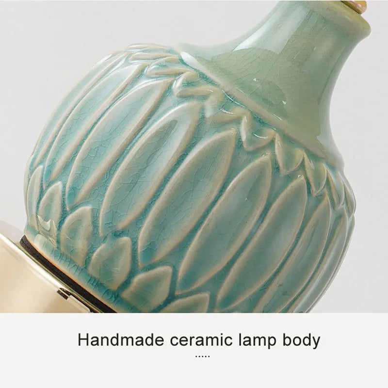 Lampe de chevet en céramique céladon à relief de feuilles, pied doré