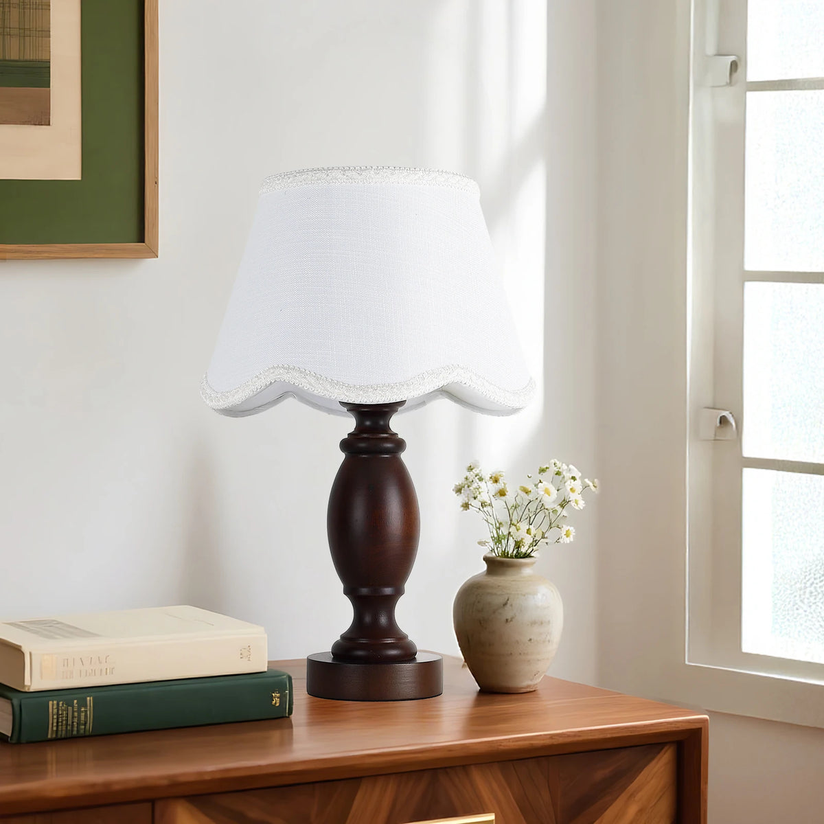 Lampe de chevet pied en bois tourné, abat-jour blanc festonné, E27
