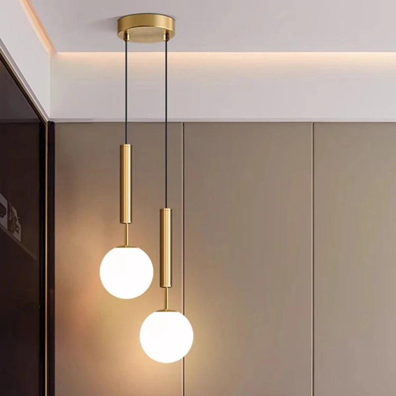 Suspension LED globe opalin sur tige dorée ou noire, câble 2 m
