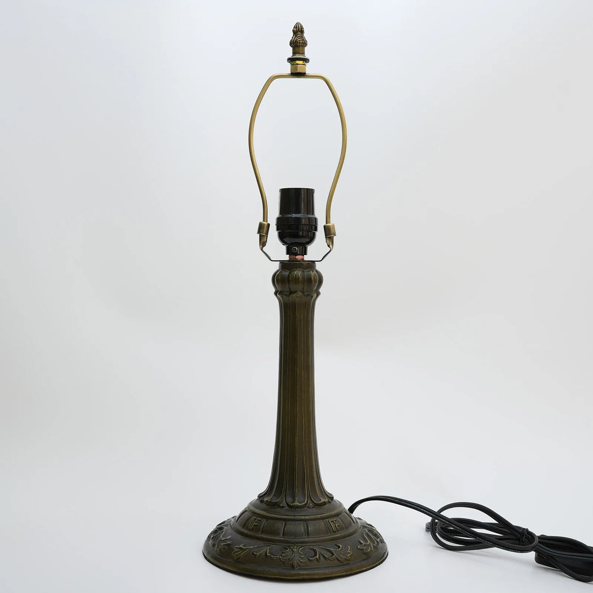 Pied de lampe Tiffany en bronze vieilli ciselé