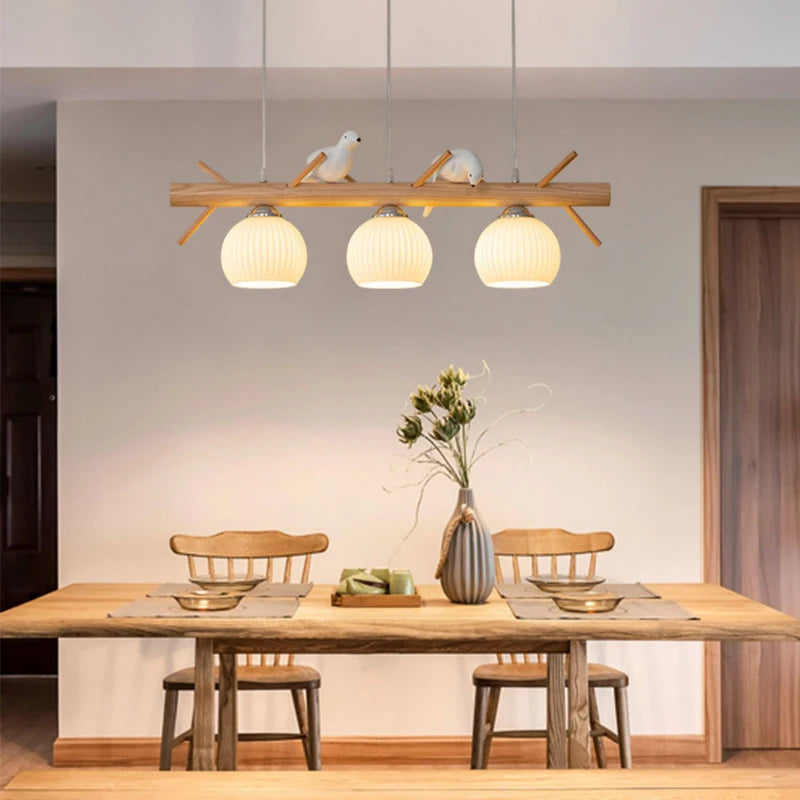 Lustre branche en bois à oiseaux et 3 globes en verre côtelé blanc